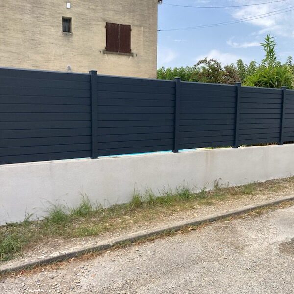 CLOTURE BRISE VUE ALUMINIUM PERSIENNÉ 2