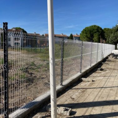 Panneau rigides blanc et poteaux gris - hestia - avignon