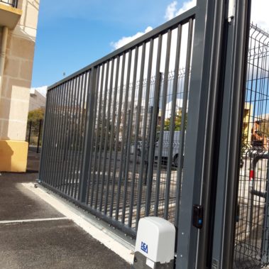 Portail coulissant motorisé DEA - Hestia - Avignon