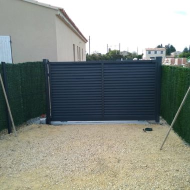 Portail motorisé Habitation acier lame Z persiennées - Hestia - Avignon