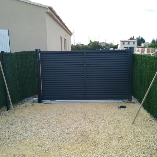 Portail motorisé Habitation acier lame Z persiennées - Hestia - Avignon
