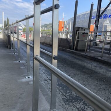 Garde-corps INOX SafeRoad sur gare de péage 1