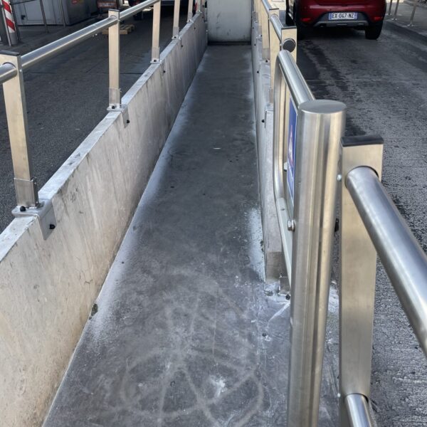 Garde-corps INOX SafeRoad sur gare de péage 2