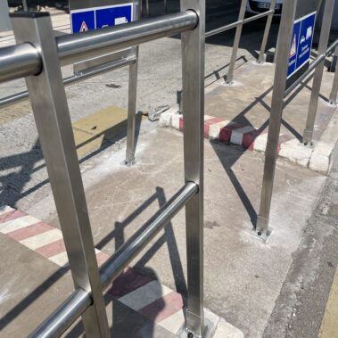 Garde-corps INOX SafeRoad sur gare de péage 3