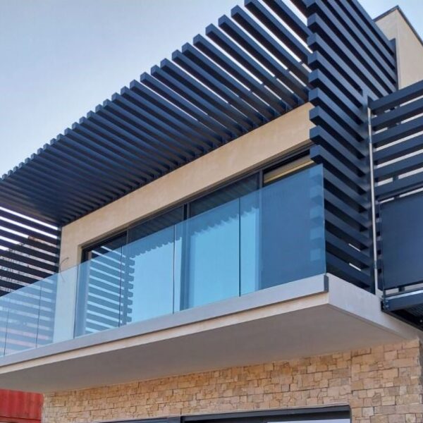 Garde corps verre sur profil U aluminium + Brise vue en Tube Aluminium - Hestia - Avignon