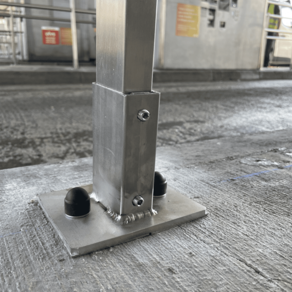 Platine INOX à plat SafeRoad sur gare de péage