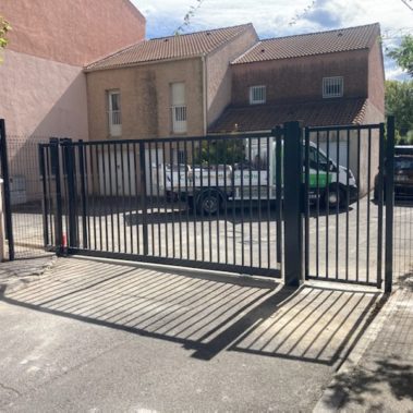Ensemble portail et portillon avec reception comune sur poteau 200x200 - hestia - avignon