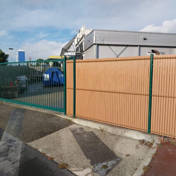 PORTAIL COULISSANT MANUEL ET CLOTURE AVEC BRISE VUE FAUX BOIS 2