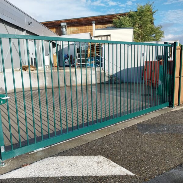 PORTAIL COULISSANT MANUEL ET CLOTURE AVEC BRISE VUE FAUX BOIS 3