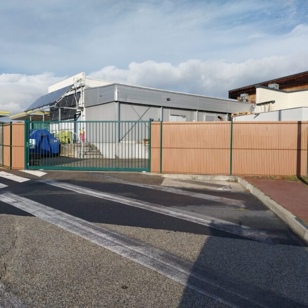 PORTAIL COULISSANT MANUEL ET CLOTURE AVEC BRISE VUE FAUX BOIS