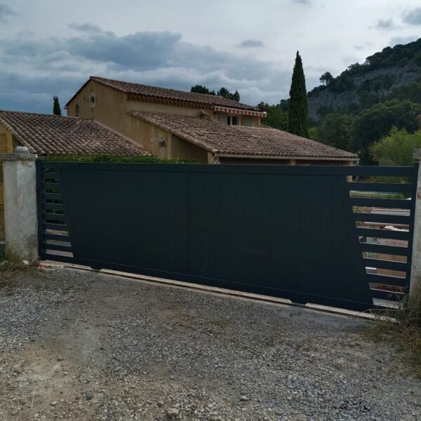 POrtail coulissant motorisé Ajoure