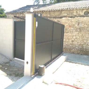 Portail Coulissant tout tôlé motorisé avec portillon 2 - Hestia - Avignon