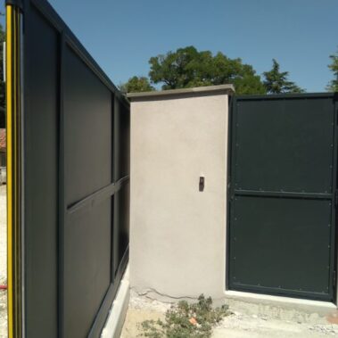 Portail Coulissant tout tôlé motorisé avec portillon - Hestia - Avignon