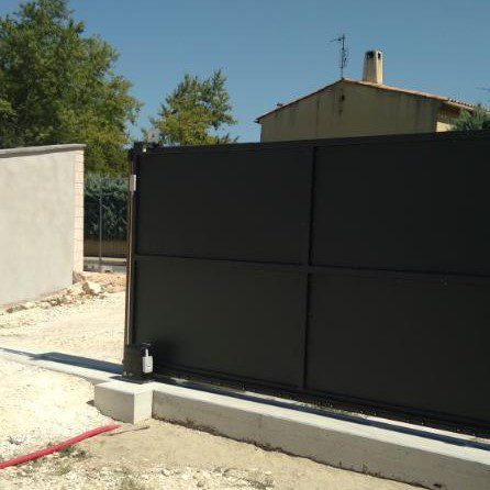 Portail Coulissant tout tôlé motoriséé - Hestia - Avignon