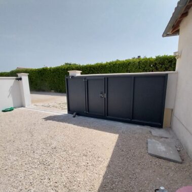 Portail coulissant avec portillon integré 2 - Hestia - Avignon