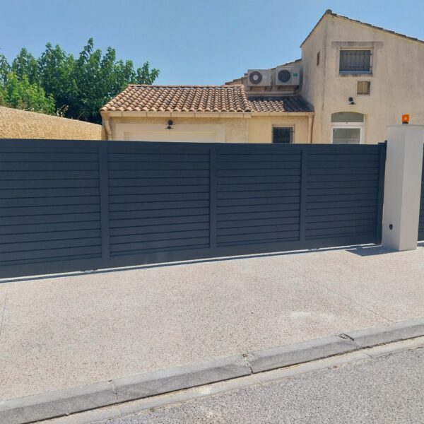 Portail coulissant motorisé 6000x1800HT persiennee 2