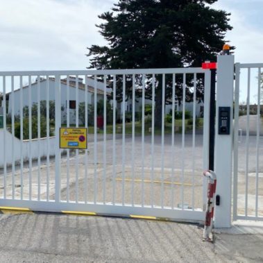 Portail et portillon avec poteau de réception commun 2 - Hestia - Avignon