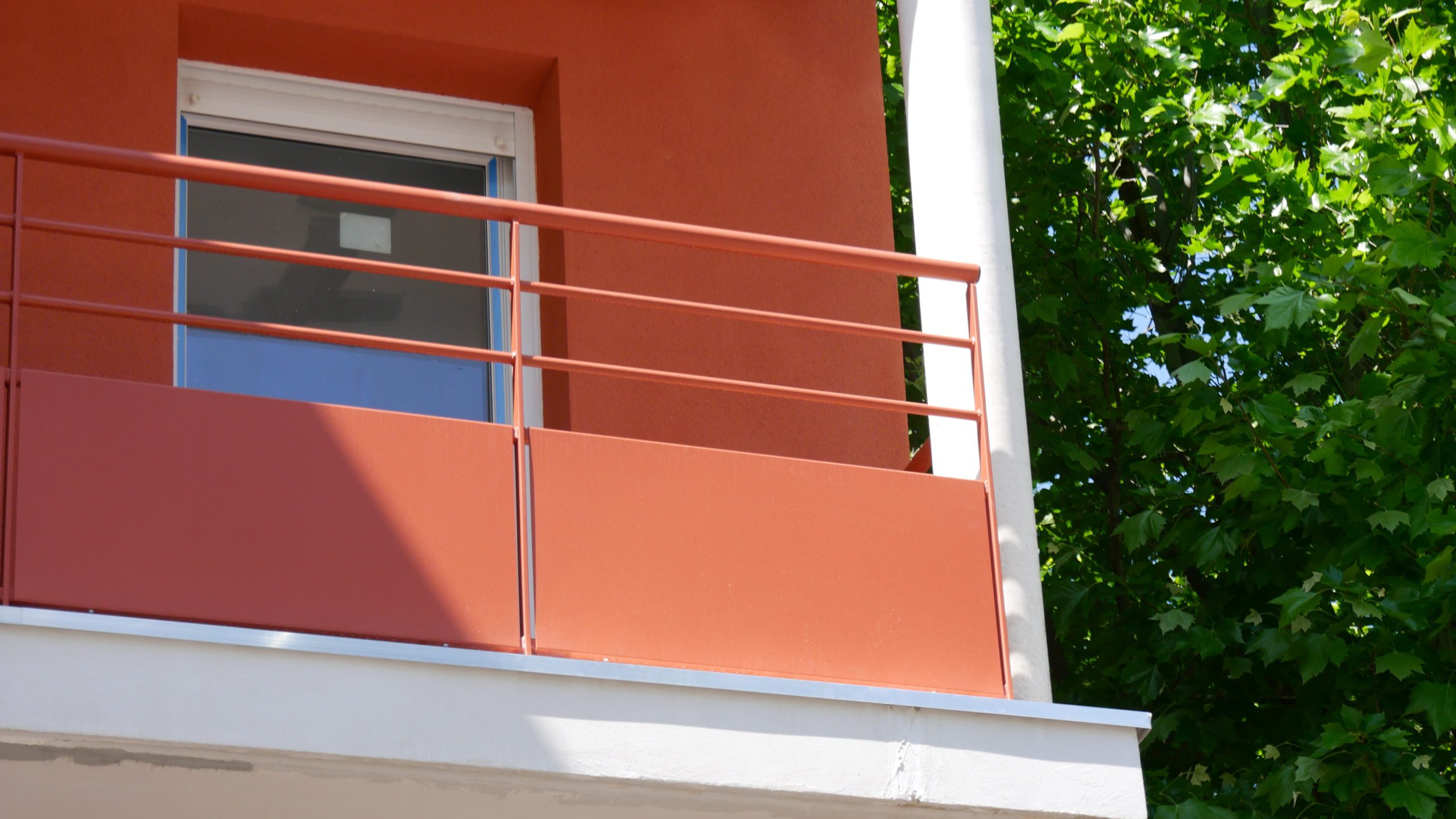 Pose d'une rambarde moderne en inox poli avec câbles pour sécuriser la  terrasse d'une maison à La Farlède dans le Var - SHM