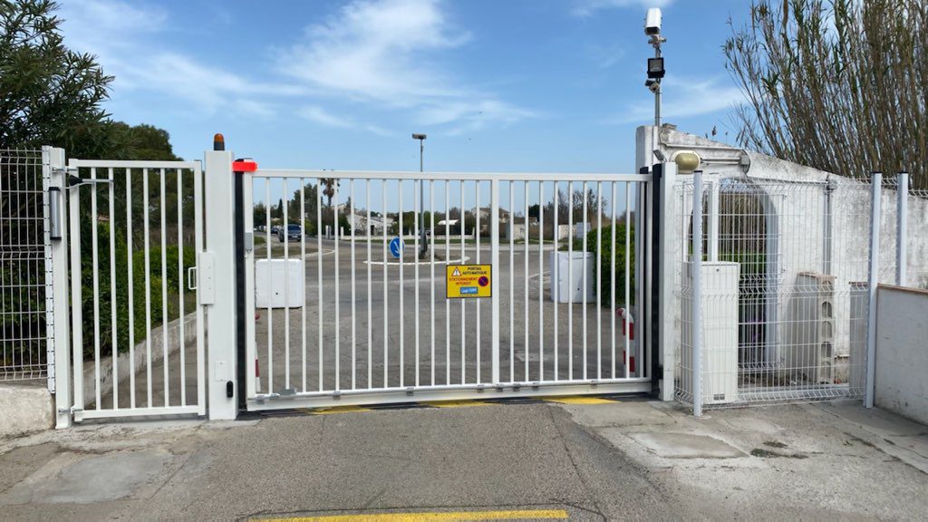 Portail et portillon avec poteau de réception commun 1 - Hestia - Avignon